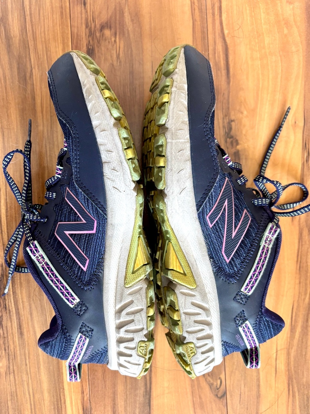 Pre-loved New Balance Navy Hiking Sneakers with Pink Accents size 9 - Picture 7 of 10
